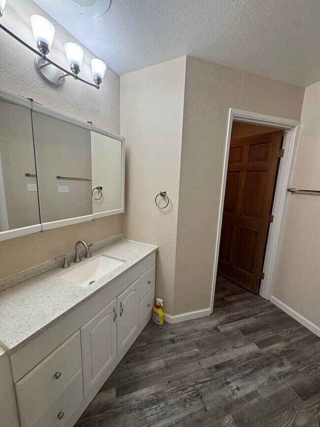 Building Photo - Stunning 2 bedroom townhouse