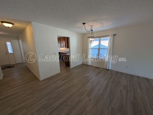 Building Photo - Well-Maintained Ranch in Pin Oak Preserve with Fireplace & Den