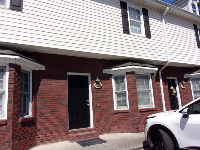 Building Photo - Beautifully Updated 2 Bedroom 2 Bath Townhome Minutes to Downtown Rock Hill