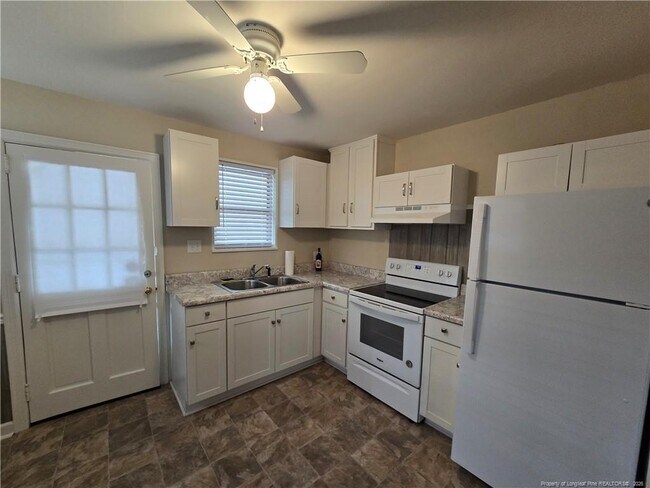 Building Photo - 479 McBain Dr