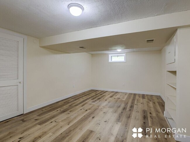 Building Photo - 3 bedroom, 1.5 bathroom House Available Im...