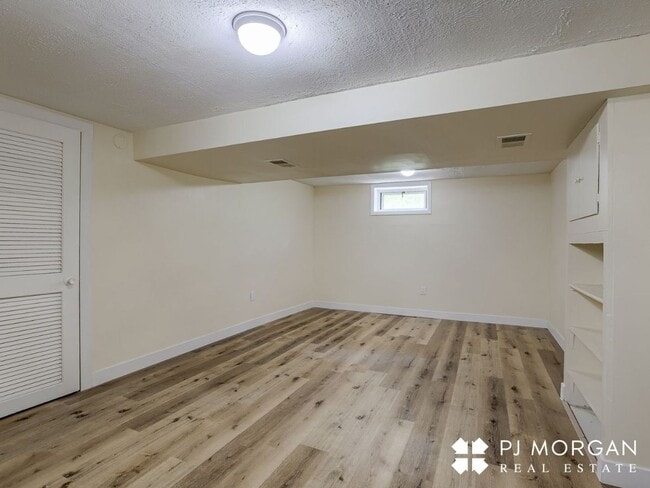 Building Photo - 3 bedroom, 2 bathroom House Available Imme...