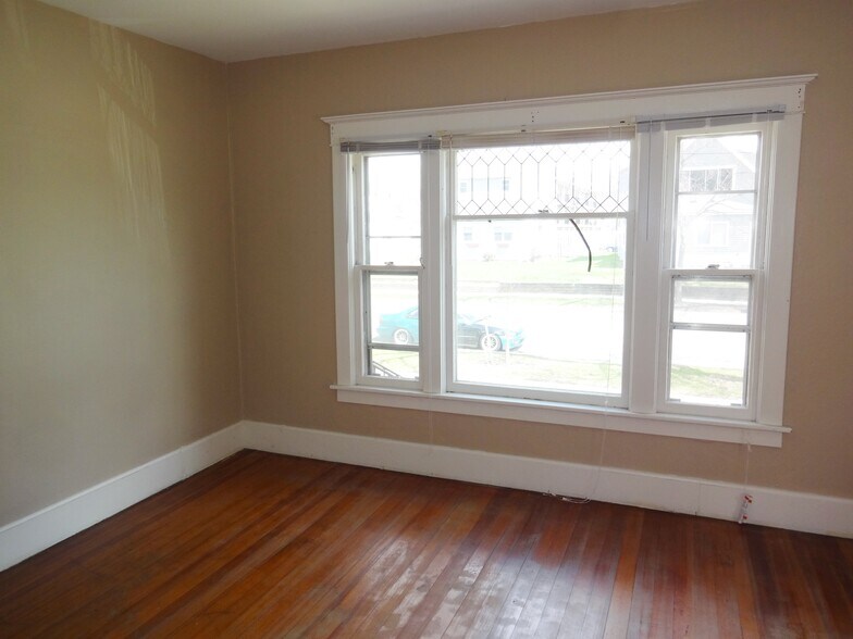 Bedroom - 27 6th Ave SE
