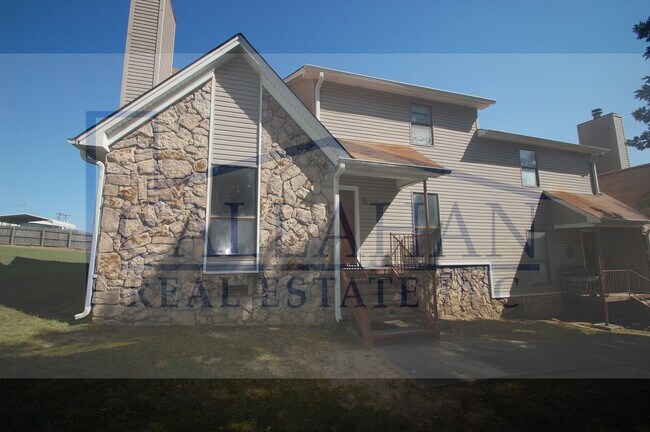 Building Photo - 111 Almond Cove