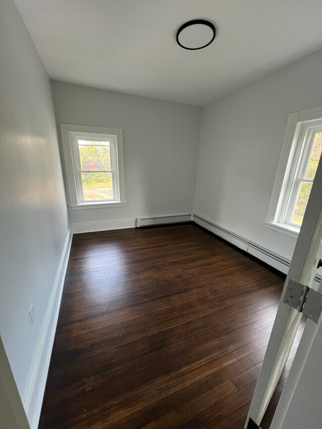 Building Photo - 185 Maple St