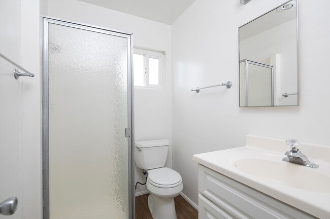 Building Photo - *OPEN HOUSE: 9/28 11:30AM-1PM* Upstairs 2B...