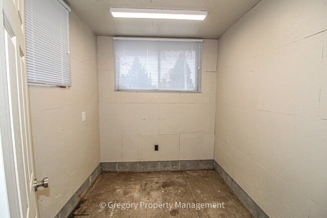 Building Photo - 1202 44th St SE