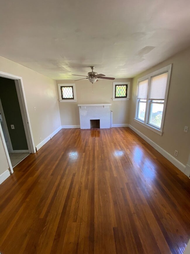 Building Photo - 2 Bed, 1 Bath w/ Den!  1200.00 Sq Ft.