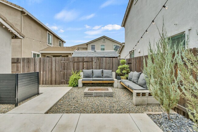 Building Photo - Newer Home on Large Corner Lot with Lots of Natural Light!