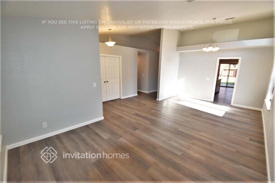 Building Photo - 8121 Pine Oaks Ct