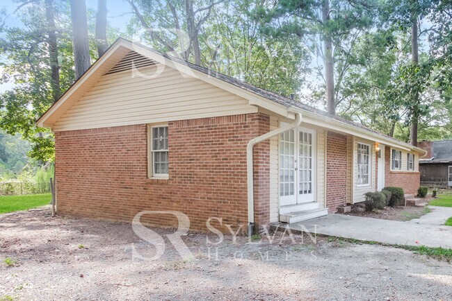 Building Photo - Cozy 3 BR 2 BA Home