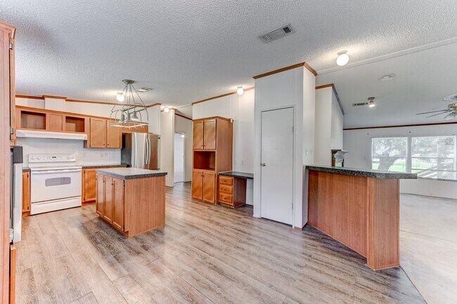 Building Photo - 418 County Rd 643
