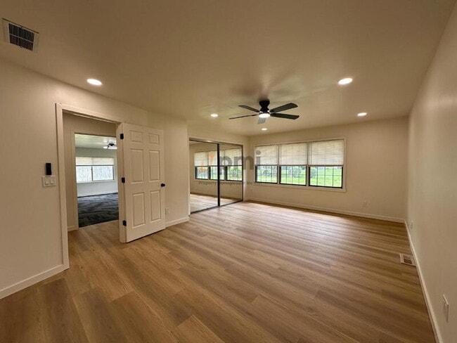 Building Photo - 2627 W 60th Dr