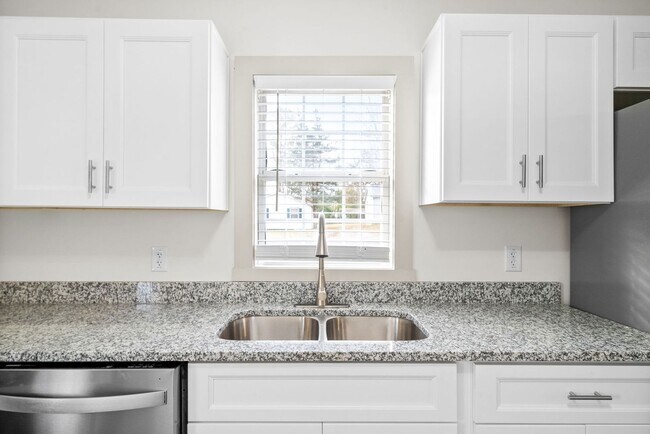 Building Photo - Renovated 3 Bedroom Home For Rent Near Downtown Clarksville