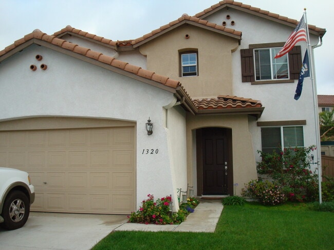 Building Photo - Large 3 bedroom home with loft and large b...