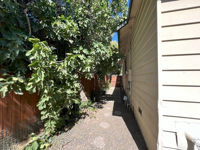 Building Photo - Beautiful 3 bedroom, 1 bathroom home locat...