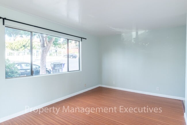 Building Photo - Remodeled 3 Bedroom, 1 Bath Duplex with Ga...