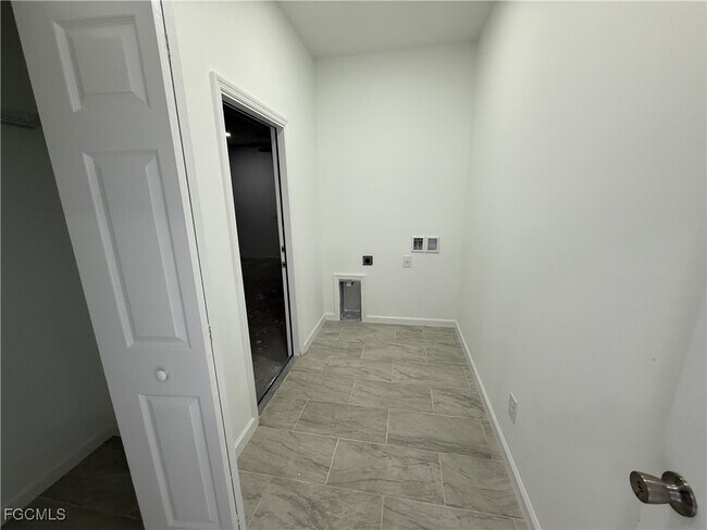 Building Photo - 1047 Hobart St