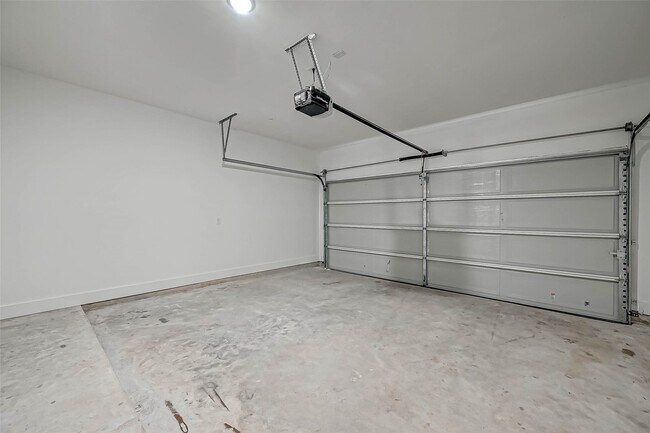 Building Photo - 3038 Live Oak St