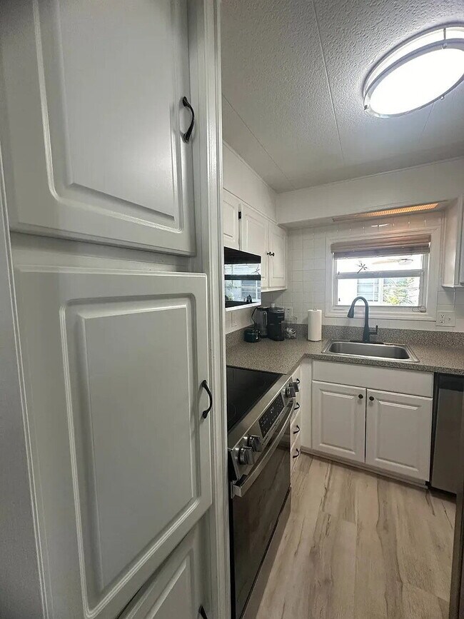 Building Photo - "Charming 2-Bed, 2-Bath Retreat in Nokomis!"