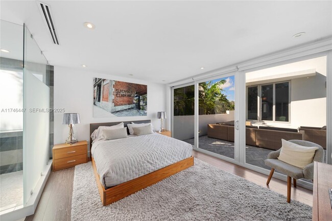 Building Photo - 227 E Dilido Dr