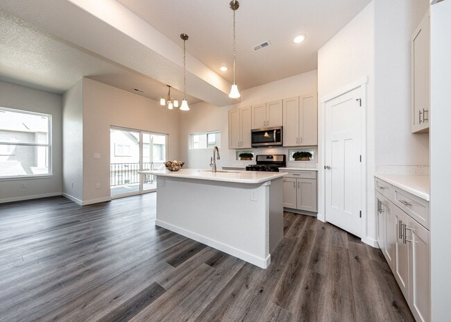 Building Photo - Mt. Shadows End Unit 3 Bed Luxury Townhome