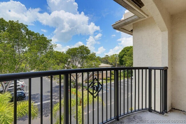 Building Photo - 400 Crestwood Ct N