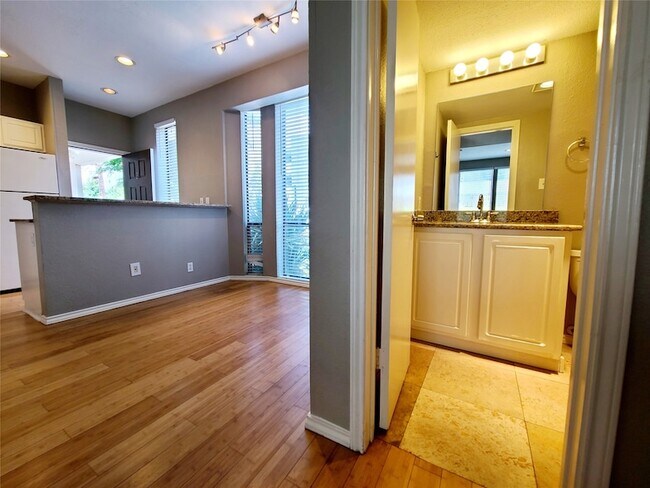 Building Photo - 2002 N Fitzhugh Ave