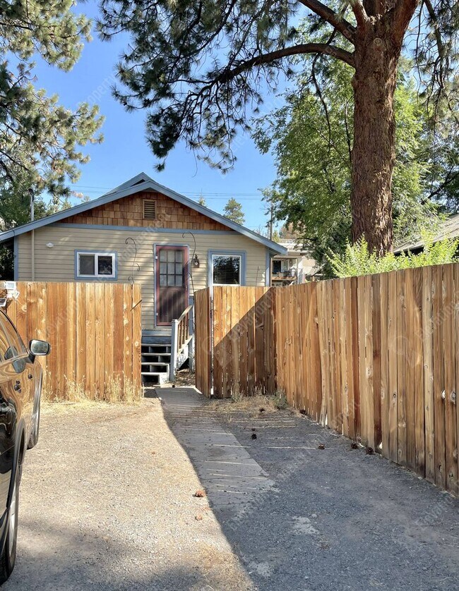 Building Photo - Super charming 2 BR cottage on the westside of Bend!