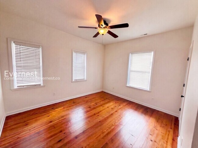 Building Photo - 506 Alpha St S