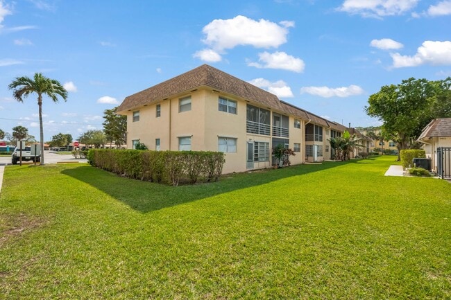 Building Photo - 9911 Sandalfoot Blvd
