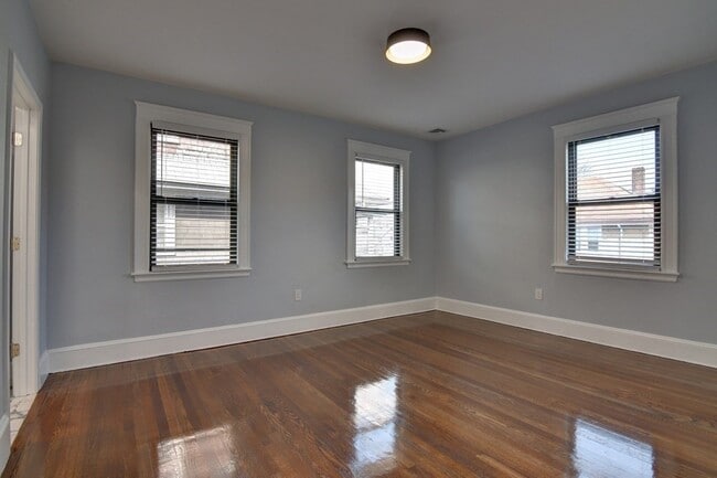 Building Photo - 9 Elm Ave