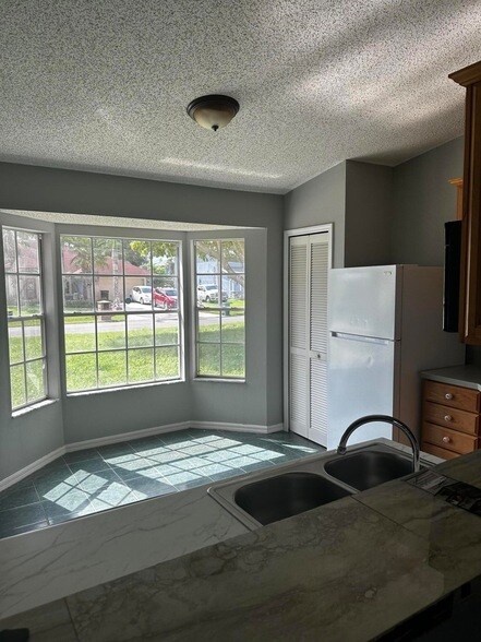 Building Photo - 1021 SW Du Bois Ave