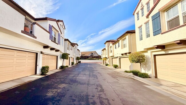 Building Photo - Bright & Lovely Two Story Townhome in the VistaMonte at San Luis Rey HOA Community of Oceanside!