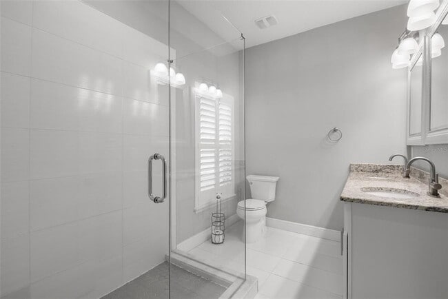 Building Photo - 260 SW Lincoln Cir N