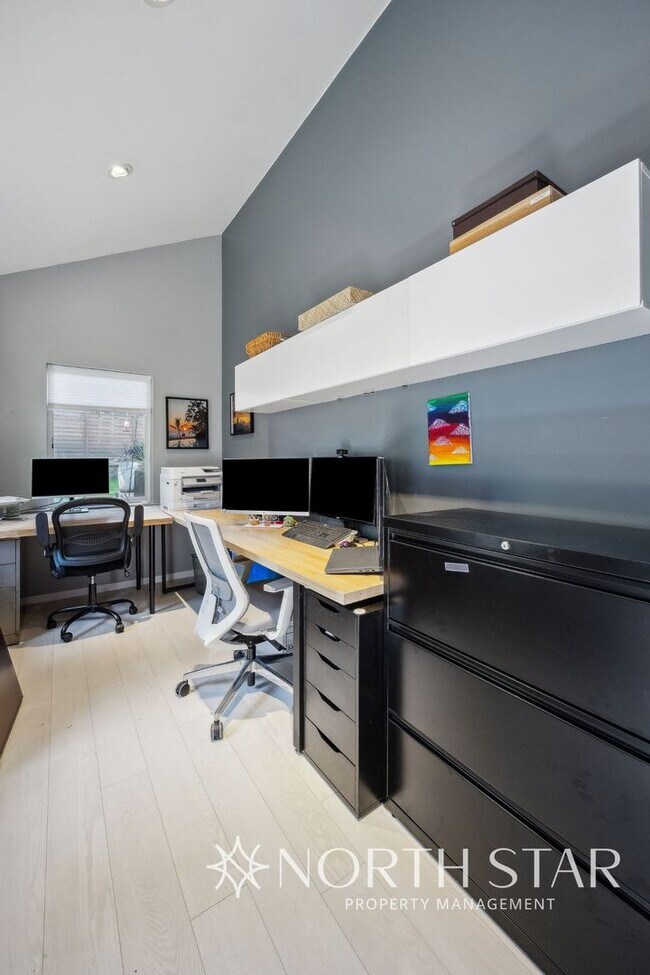 Building Photo - Beautifully Updated Contemporary Home in t...