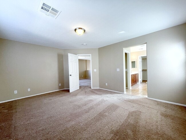 Building Photo - Spacious Living, Granite Counters, Great Location!