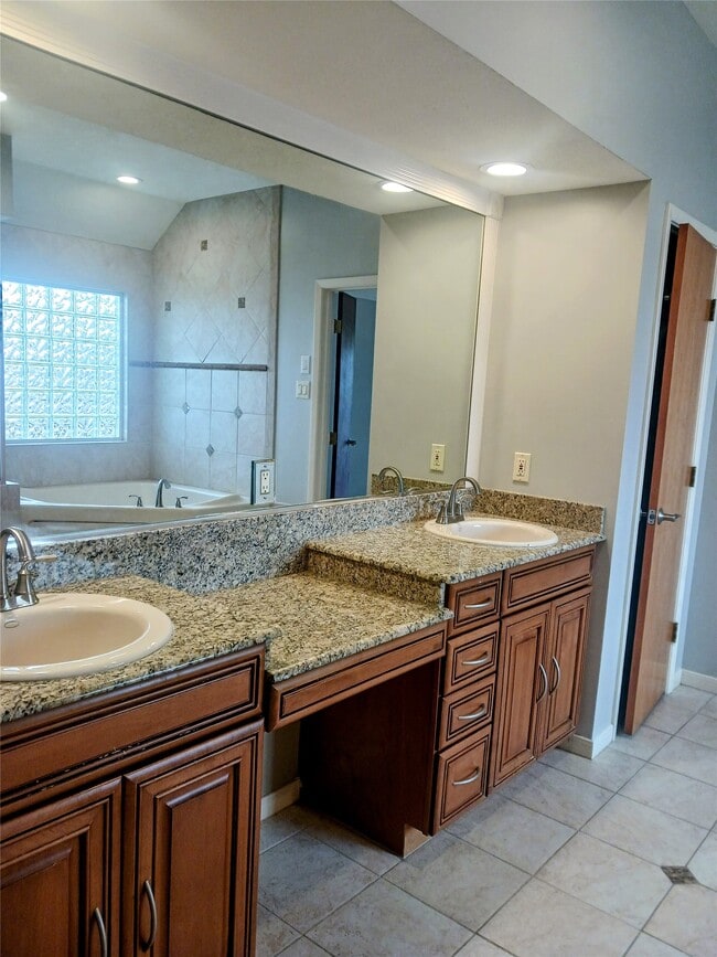 Building Photo - 923 W 41st St