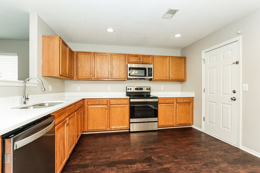Building Photo - 2657 Sutherland Dr