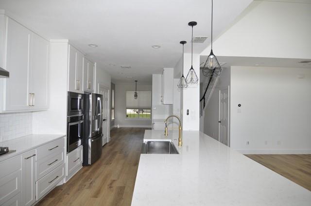 Building Photo - 3812 Lakeway Dr