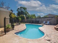 Building Photo - 703 5th Pl SW