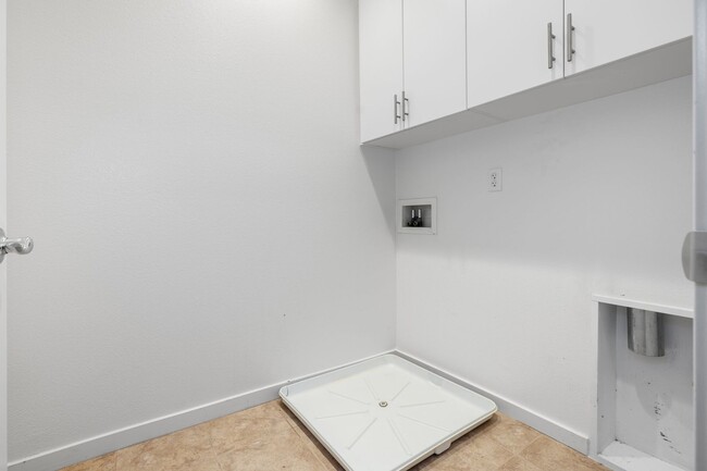 Building Photo - Beautiful Townhome in Desirable Neighborhood!