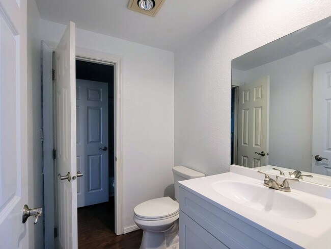 Building Photo - Newly updated condo in Sunn Fjord, close to everything!