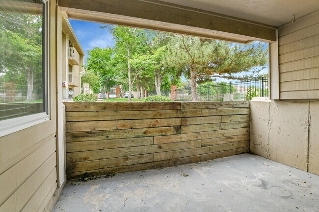 Building Photo - $1,895 - 2 Bed 2 Bath Condo in Aurora with...