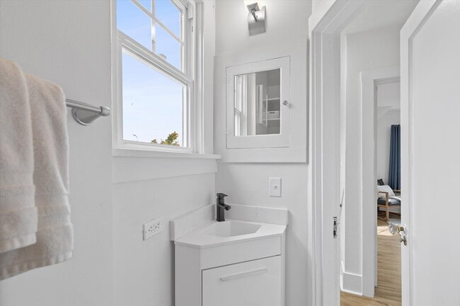 Building Photo - 7227 SE Hawthorne Blvd