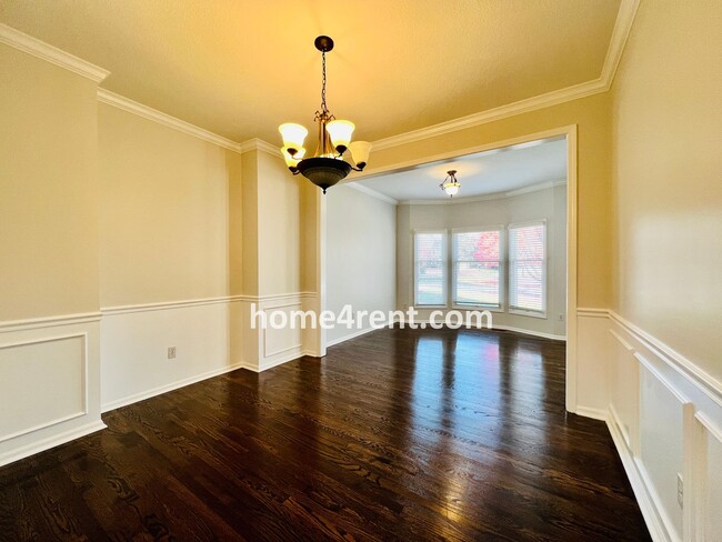 Building Photo - Beautiful Overland Park w/ Wood Floors Thr...