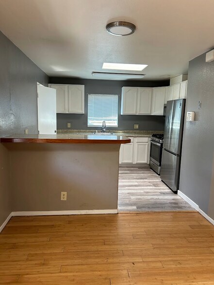 Building Photo - 145 Poinsettia Ave