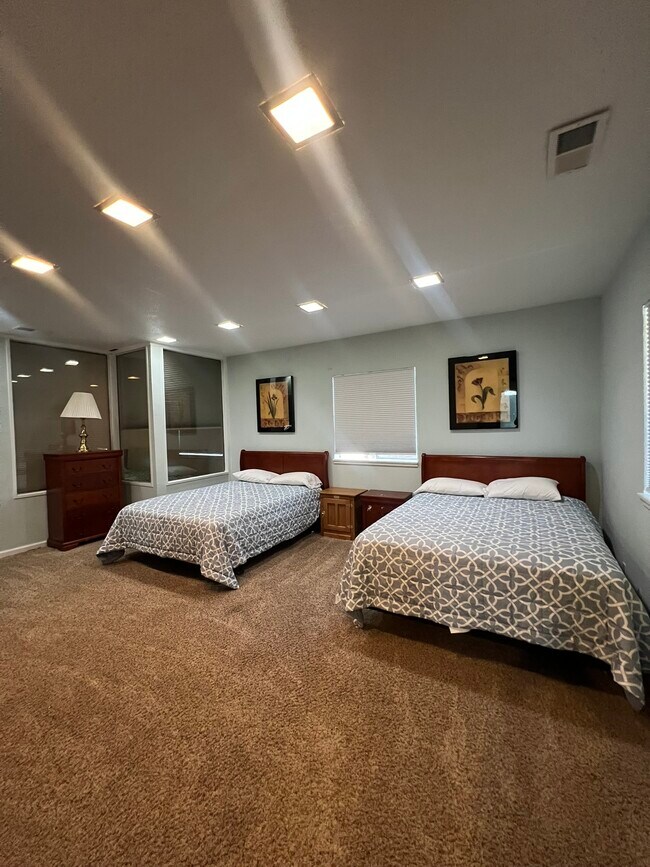 Building Photo - 933 Edgewood Cir