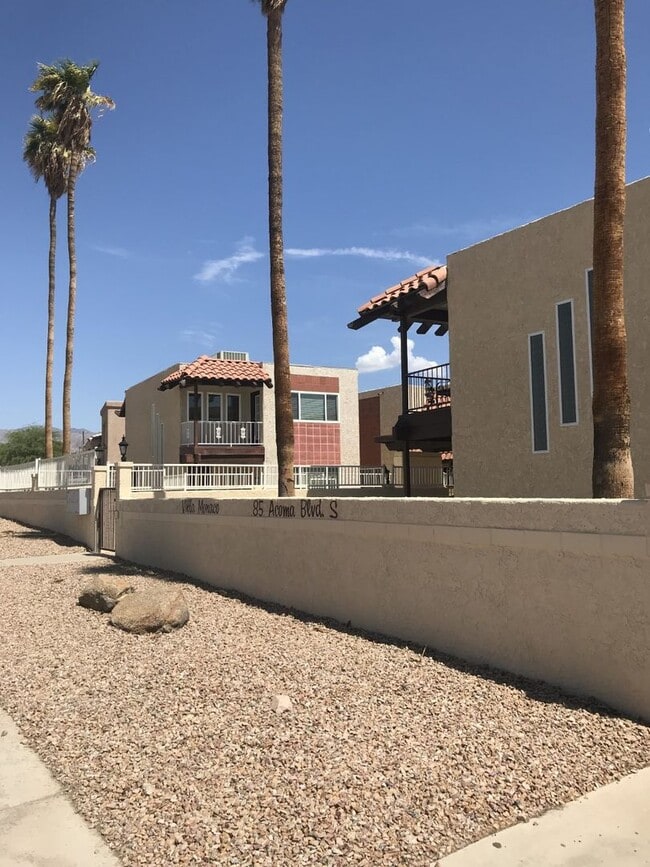 Building Photo - Spacious 3 bedroom, 3 bath, condo with a l...