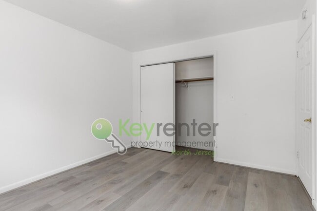 Building Photo - Spacious 3-Bed, 2-Bath First-Floor Unit wi...